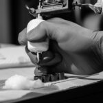 découvrez l'élégance discrète du tatouage à l'encre blanche, une technique délicate pour des motifs subtils et uniques qui se fondent avec votre peau.