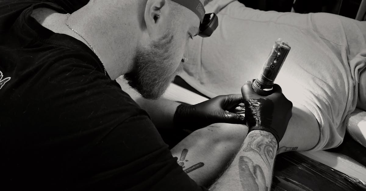 découvrez l'élégance subtile du tatouage à l'encre blanche, une technique unique pour un rendu discret et raffiné sur la peau.