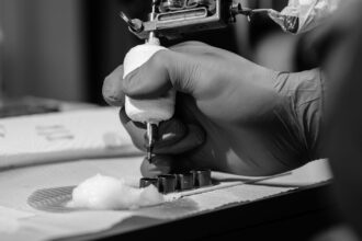 découvrez l'élégance discrète du tatouage à l'encre blanche, une technique délicate pour des motifs subtils et uniques qui se fondent avec votre peau.