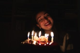 découvrez des idées de tatouages d'anniversaire uniques et personnalisés pour célébrer vos moments spéciaux avec style et signification.