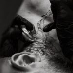 découvrez des idées tendance de tatouages au cou pour exprimer votre style avec audace et élégance.