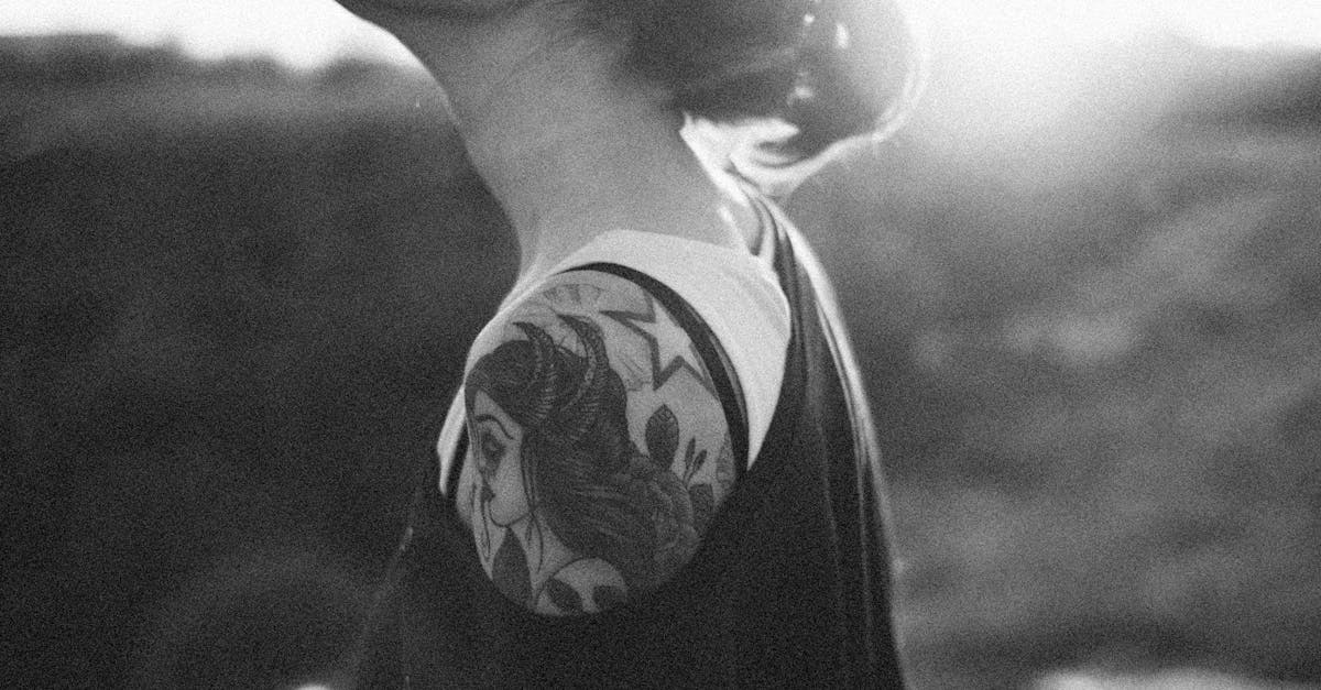 découvrez des idées uniques de tatouages sur le cou pour exprimer votre style avec élégance et originalité.