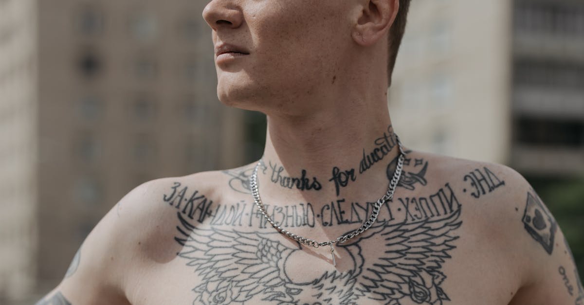 découvrez des idées uniques et tendances de tatouages au cou pour exprimer votre style avec audace et élégance.