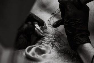 découvrez des idées tendance de tatouages au cou pour exprimer votre style avec audace et élégance.