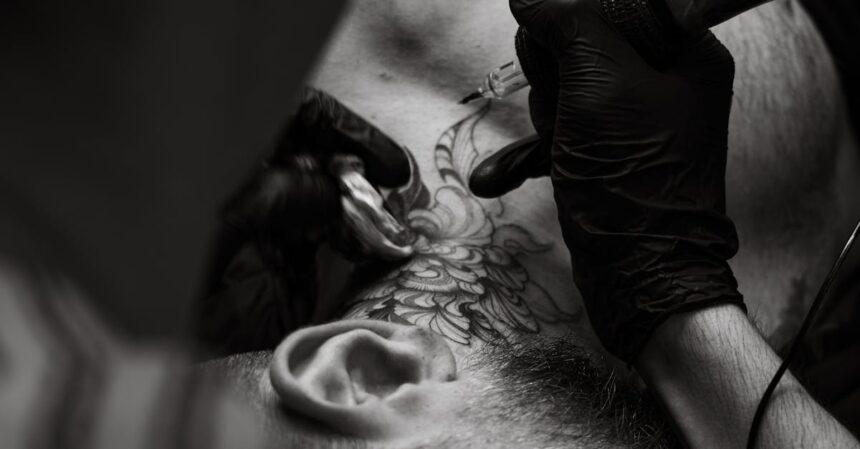 découvrez des idées tendance de tatouages au cou pour exprimer votre style avec audace et élégance.