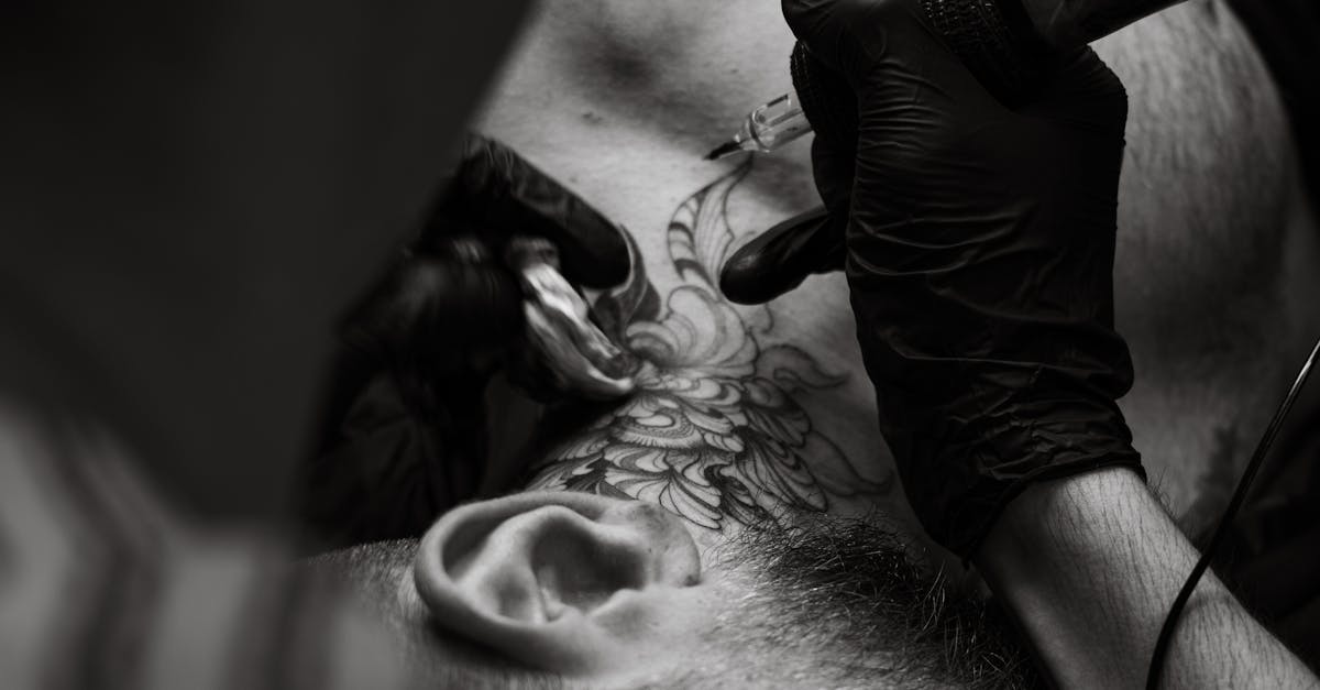 découvrez des idées tendance de tatouages au cou pour exprimer votre style avec audace et élégance.