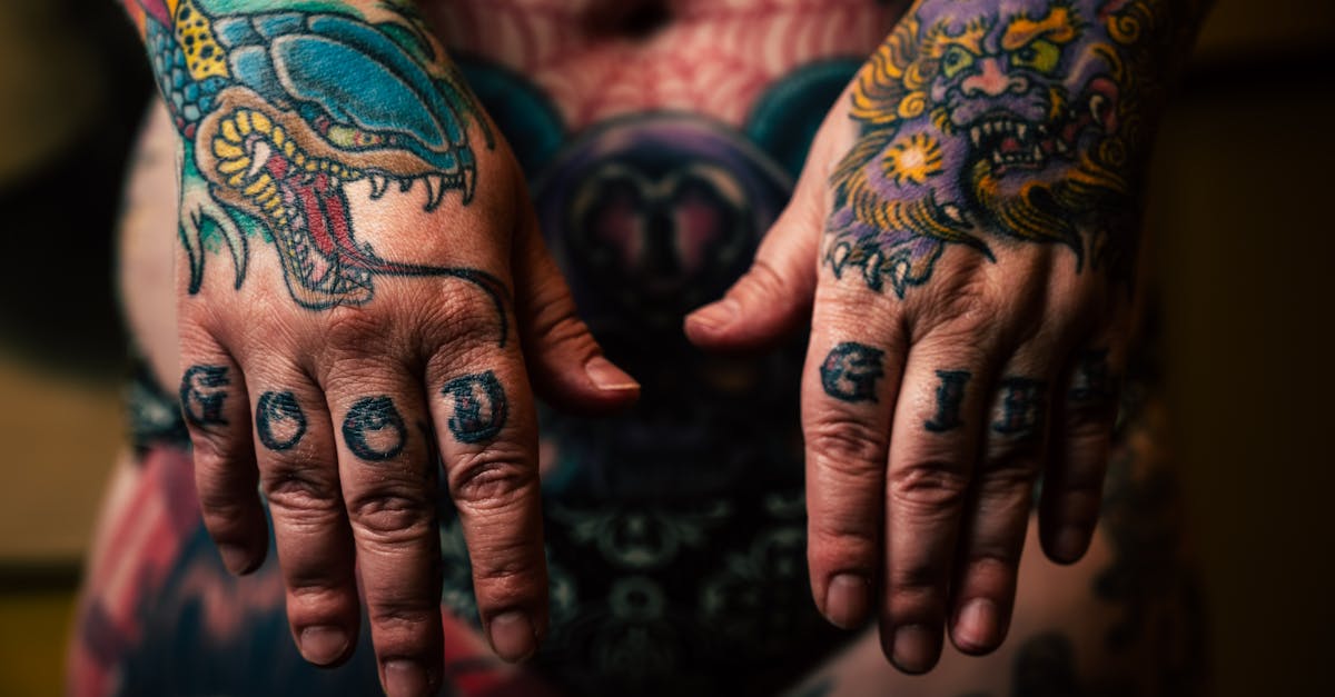 découvrez notre guide complet sur les couleurs de tatouage, leurs significations, durabilité et conseils pour choisir les teintes parfaites pour votre prochain tatouage.