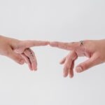 découvrez comment les tatouages renforcent les liens dans les relations, symbolisent l'amour et créent des souvenirs durables entre partenaires.