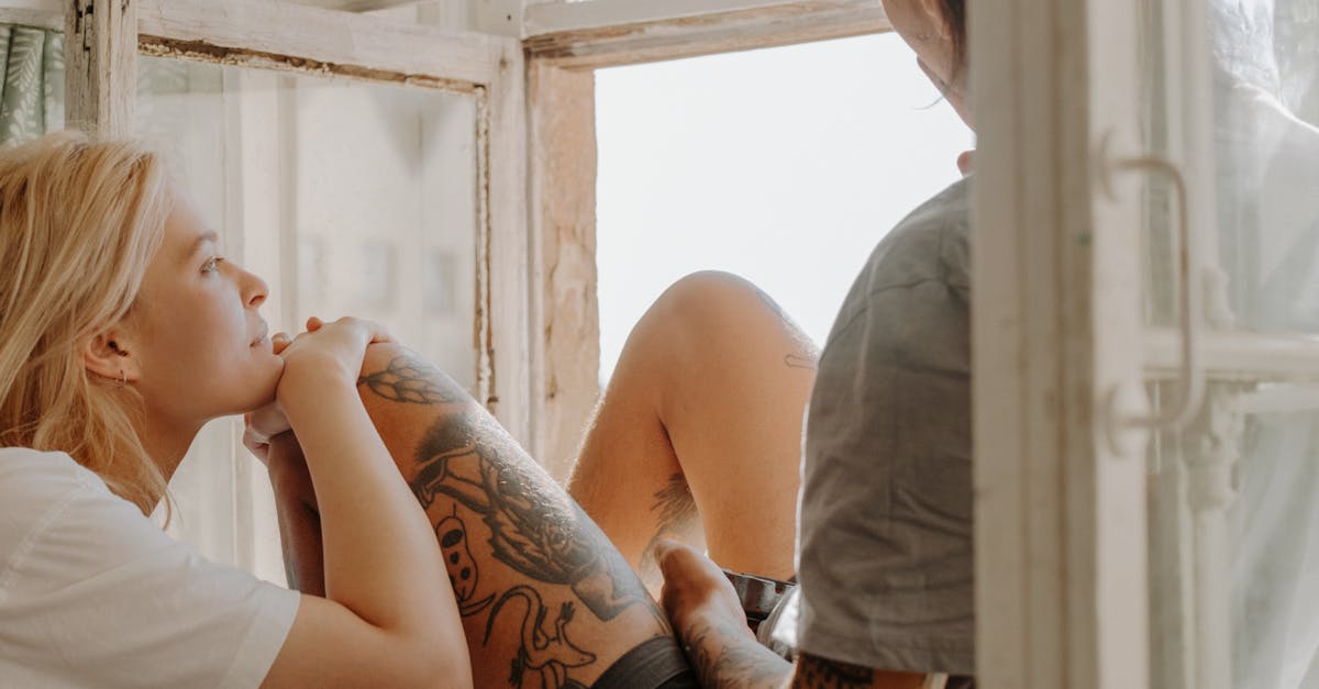 découvrez comment les tatouages peuvent renforcer les liens dans une relation, symbolisant l'amour, la confiance et l'engagement partagé.
