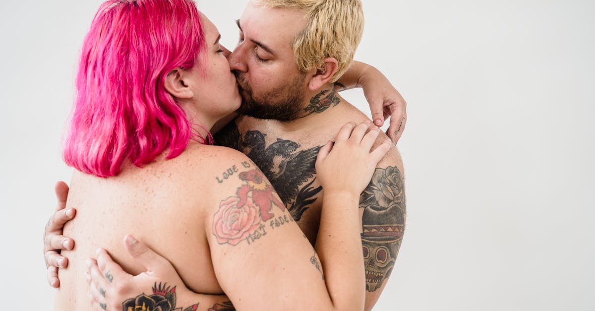 découvrez comment les tatouages peuvent renforcer les liens dans une relation en symbolisant l'engagement, l'amour et la complicité entre partenaires.
