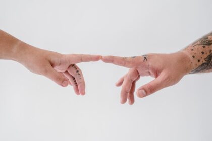 découvrez comment les tatouages renforcent les liens dans les relations, symbolisent l'amour et créent des souvenirs durables entre partenaires.