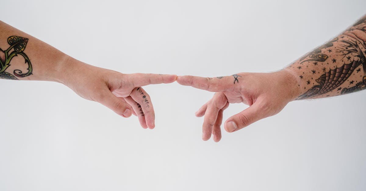 découvrez comment les tatouages renforcent les liens dans les relations, symbolisent l'amour et créent des souvenirs durables entre partenaires.